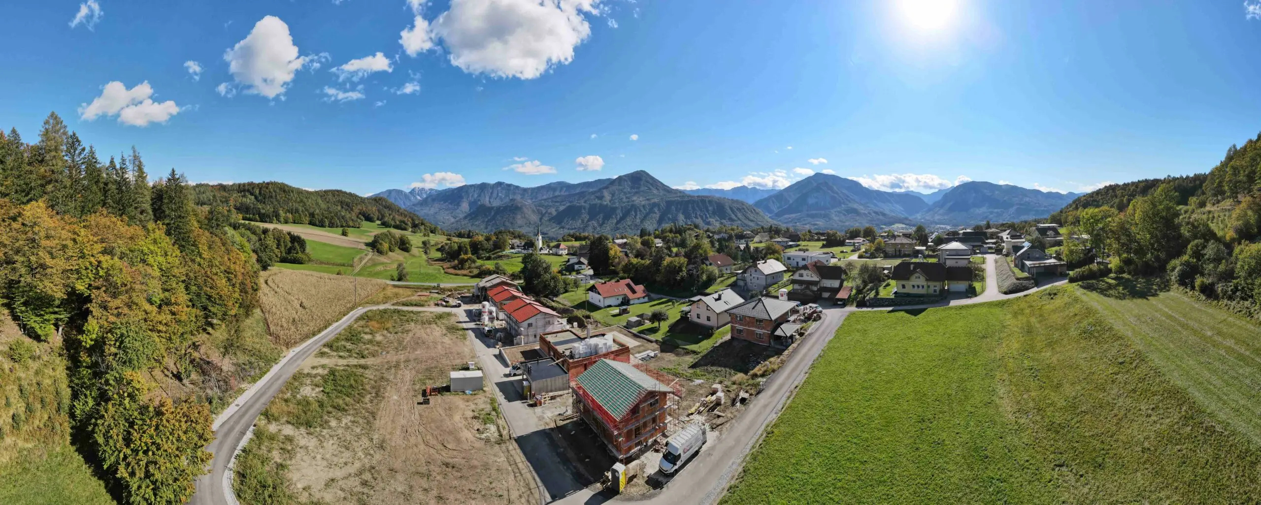 Luftaufnahme einer Wohnbau-Baustelle in Kärnten vor der Bergkulisse