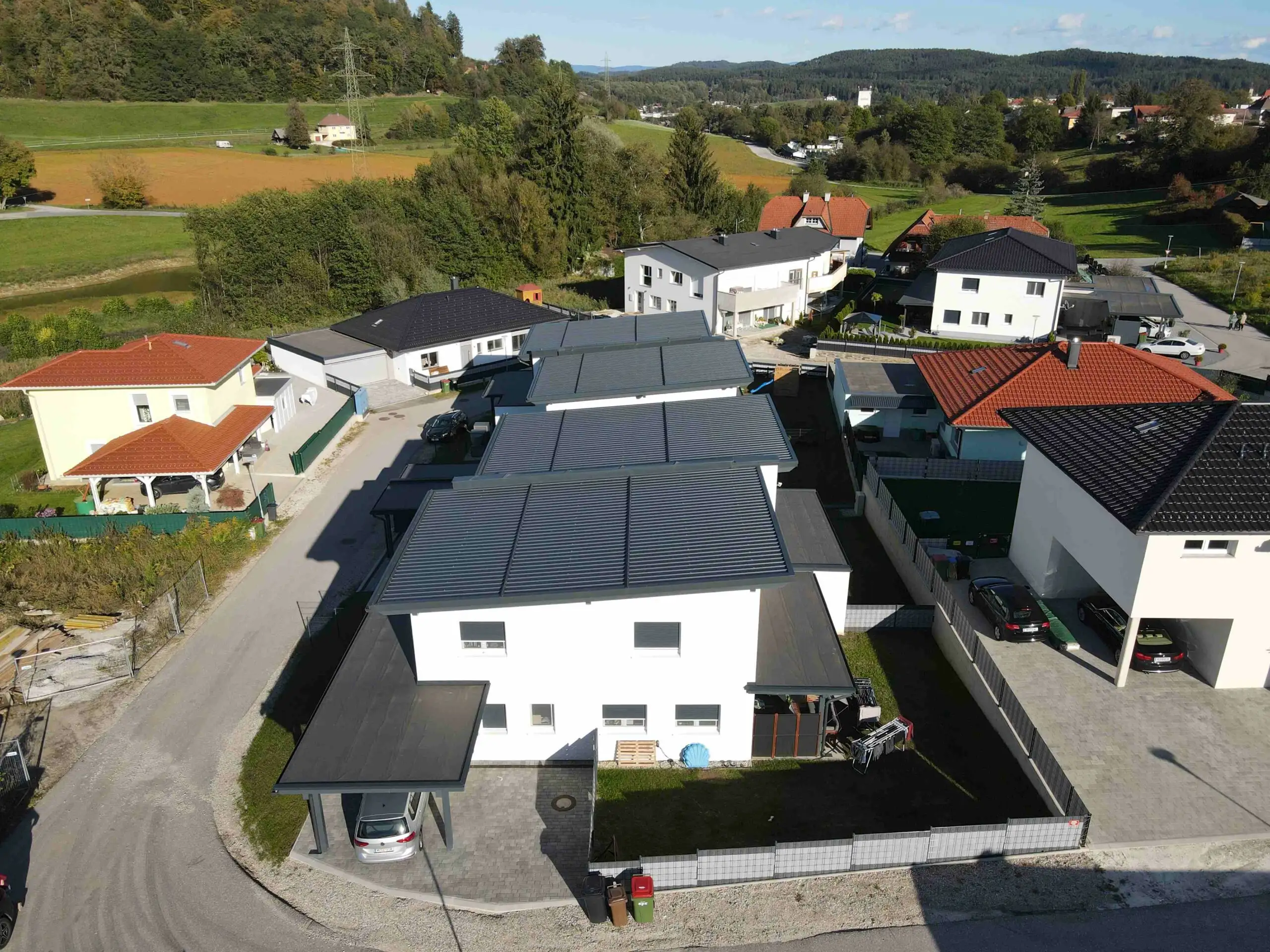 Luftaufnahme neu errichteter Wohnhäuser in einer Kärntner Siedlung