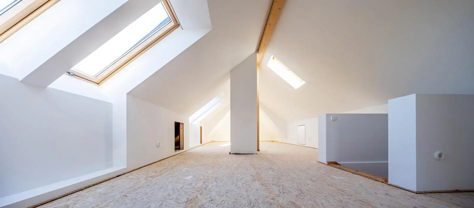 Fertig ausgebautes, helles Dachgeschoss mit Dachfenstern